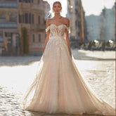 Vestido de novia clásico de corte A con escote en forma de corazón, espalda descubierta, apliques de encaje, hombros descubiertos, cola larga